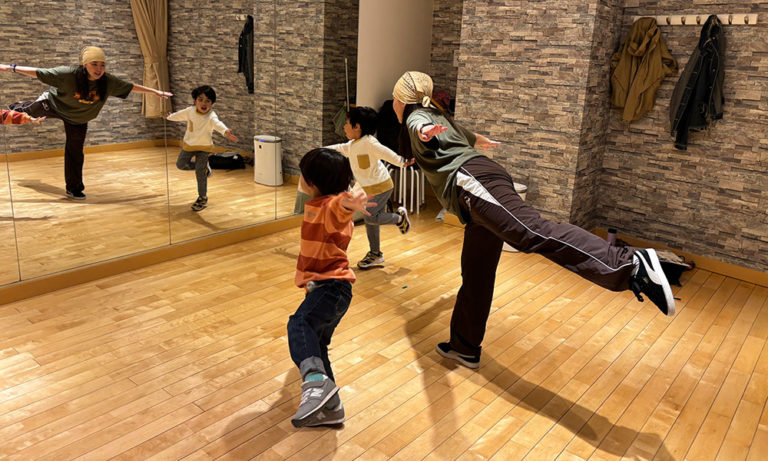 キッズクラスでは小さな男の子も踊ってるよ!