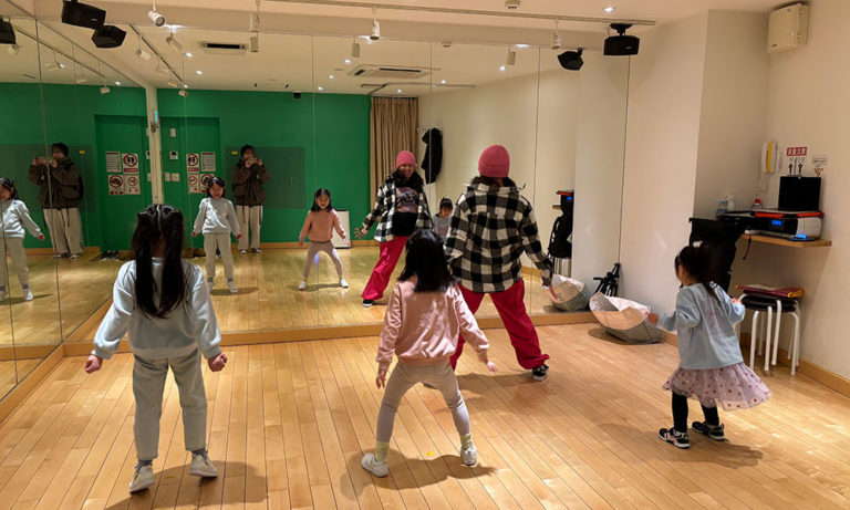 キッズクラスでかわいいポーズもたくさん習います。